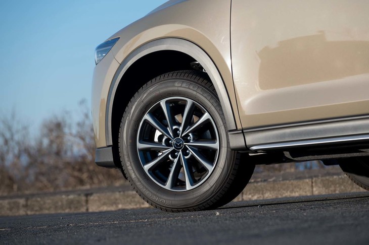 グレーメタリック塗装が施された17インチホイール。ヨコハマのオールシーズンタイヤ「ジオランダーG91」が組み合わされていた。