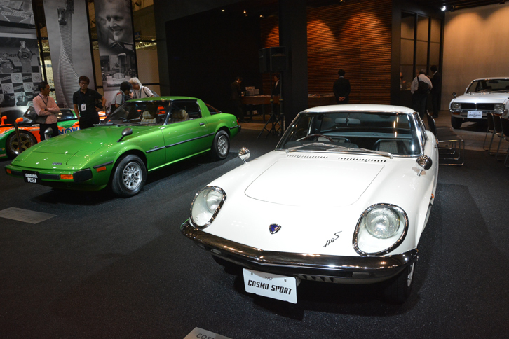 マツダのブースに並んだ「コスモスポーツ」（写真右）と「サバンナRX-7」（同左）。