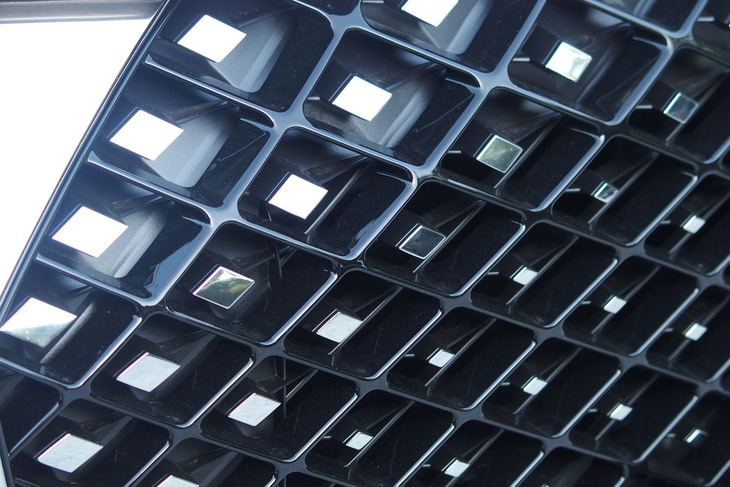 DS 4リヴォリE-TENSE（フロントグリル）