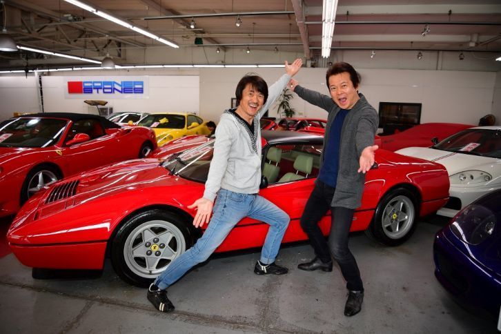 「328GTS」の前で、“エノテン”とともに大勝利（!?）のポーズ。（写真＝池之平昌信）