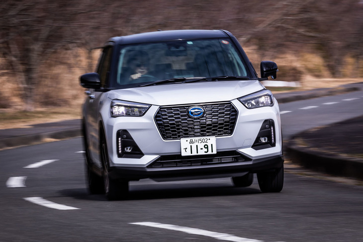 「ロッキー プレミアムG HEV」のサスペンションは、純ガソリン車と同じくフロントがマクファーソンストラット式、リアがトーションビーム式。コーナリング時に内輪に制動をかけてアンダーステアを抑制する「CTA（コーナリングトレースアシスト）」が標準装備されている。