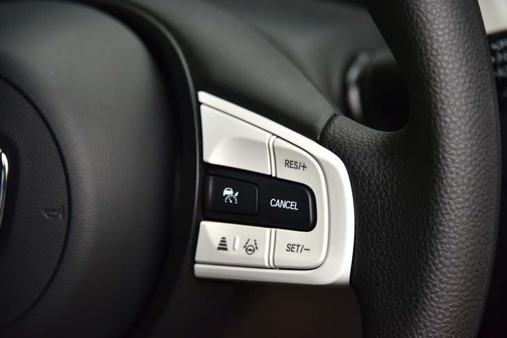 アダプティブクルーズコントロール（ACC）や車線維持支援システムなどで構成される「ホンダセンシング」は全車に標準装備。ACCはステアリングスイッチを介して操作する。