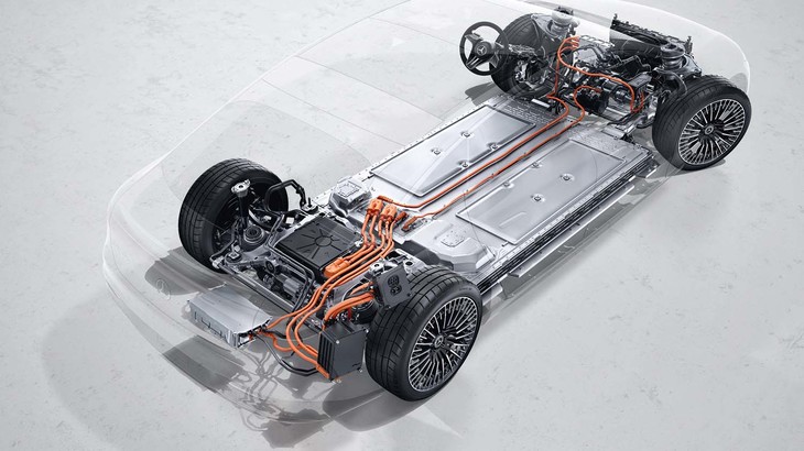 フロア下のバッテリー容量は107.8kWh。駆動用モーターは「EQS450＋」はリアに1基、「AMG EQS53 4MATIC＋」が前後に1基ずつ、計2基を搭載する。