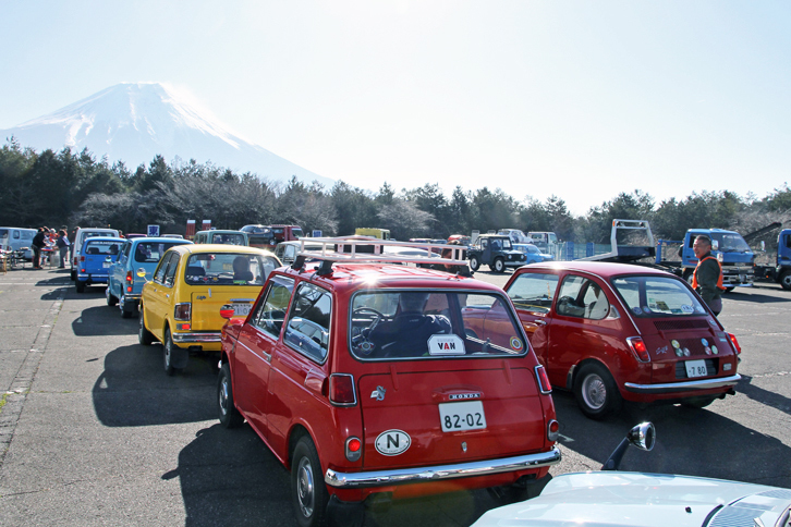 富士山を見上げながら、会場入り口で入場を待つ参加車両。