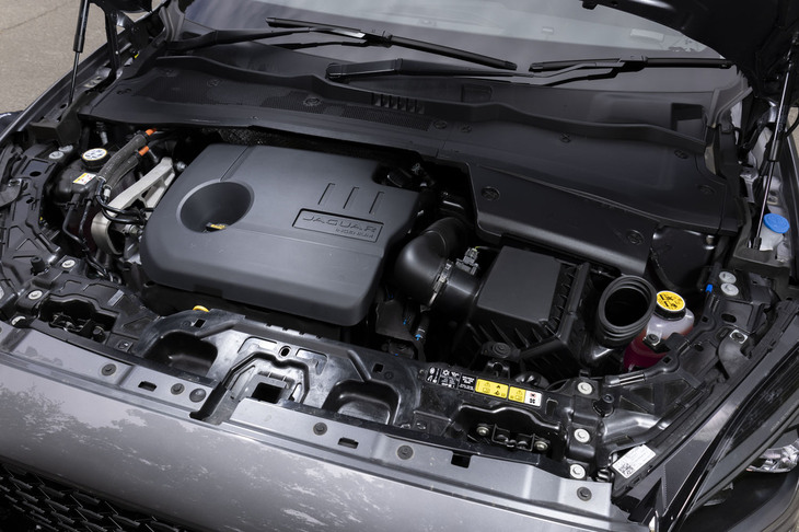 「E-PACE R-DYNAMIC HSE PHEV P300e」の1.5リッター直3ターボエンジンは、単体で最高出力200PS、最大トルク280N・mを発生。モーターとの組み合わせによりシステム最高出力309PS、同最大トルク540N・mを誇る。