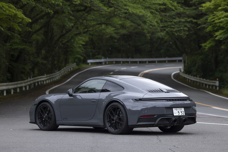 【ポルシェ911カレラGTSのスペック】
	ボディーサイズ：全長×全幅×全高＝4553×1852×1297mm／ホイールベース：2450mm／車重：1630kg／駆動方式：RR／エンジン：3.6リッター水平対向6 DOHC 24バルブ ターボ／モーター：永久磁石同期モーター／トランスミッション：8段AT／エンジン最高出力：485PS（357kW）/7500rpm／エンジン最大トルク：570N・m（58.1kgf・m）/2300-5000rpm／モーター最高出力：56PS（41kW）／モーター最大トルク：150N・m（15.3kgf・m）／システム最高出力：541PS（398kW）／システム最大トルク：610N・m（62.2kgf・m）／タイヤ：（前）245/35ZR20 95Y／（後）315/30ZR21 105Y（グッドイヤー・イーグルF1スーパースポーツR）／燃費：11.0-10.5リッター/100km（約9.1-9.5km/リッター、WLTPモード）／価格：2379万円
	
	【取材時の燃費データ】
	テスト距離：329.3km（市街地1：高速道路7：山岳路2）／使用燃料：47.5リッター（ハイオクガソリン）／参考燃費：6.9km/リッター（満タン法）／7.0km/リッター（車載燃費計計測値）