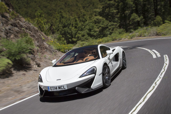 3.8リッターV8ツインターボエンジンは570psを発生。燃費は欧州基準で10.7リッター/100km（約9.3km/リッター、複合サイクル）と発表されている。