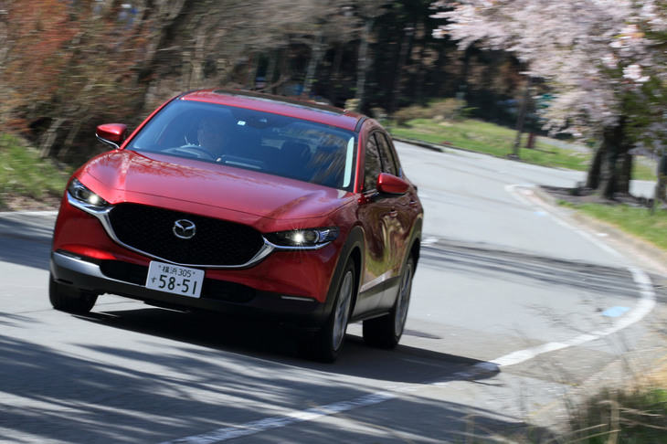 「G-ベクタリングコントロール」は、ドライバーのハンドル操作に応じてエンジンが発生する駆動トルクを微細にコントロールし、スムーズで効率的な車両挙動を実現するシステム。「CX-30」にはブレーキによる姿勢安定化制御を追加した「G-ベクタリングコントロール プラス」が採用されている。