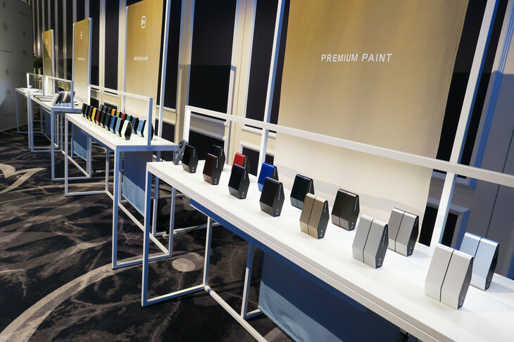 会場にはジャガー・ランドローバーのビスポーク部門が手がける新グレード「SV」に設定される、専用のボディーカラーやマテリアルも展示されていた。