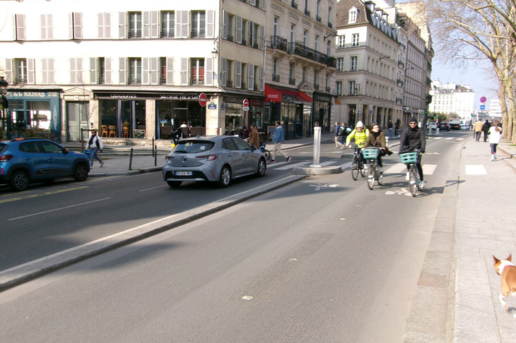 ノートルダム大聖堂近く。もともと片側2車線ずつの幹線道路だったが、2車線が自転車専用レーンに改装されて、クルマが通れるのは一方通行の2車線のみとなっている。