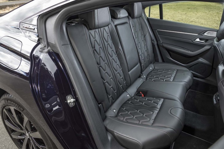 セットオプションを選択した試乗車のシートは、上質なナッパレザーで仕立てられていた。