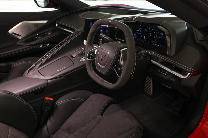 「コルベット」史上初となる右ハンドルの運転席まわり。ドライビングポジションは、米国市場のままであるはずの記者の「ダッジ・バイパー」より、はるかによくできている（笑）。