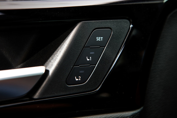 三菱アウトランダー（パワーシートのメモリースイッチ）