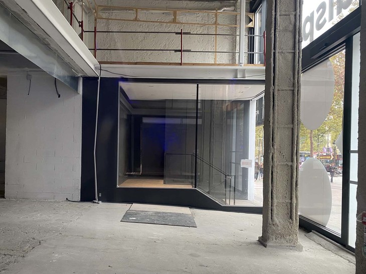 これもメルセデス・ベンツショールームの内部。右がシャンゼリゼ通り。