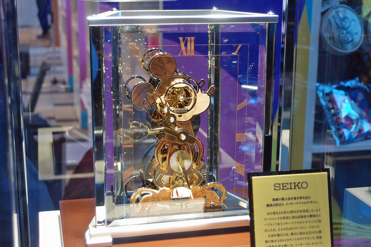 セイコークロックの手になる、ミッキーマウスシルエットの機械式置き時計。価格は421万2000円。