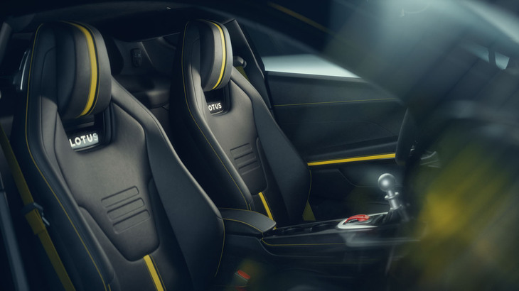 「エミーラV6 SE」のシート。