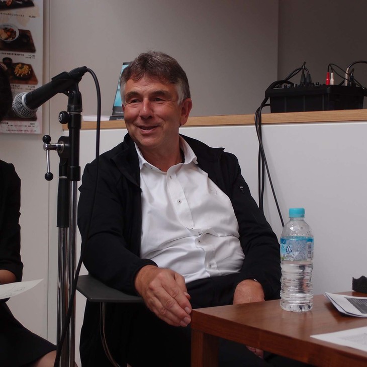 記者団の質問に答えるケルツ氏。「静かで快適なのに、スポーティーなドライビングもできる。それがEQCの魅力ですね」。