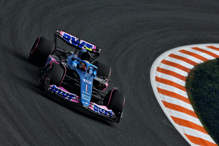 今季アルピーヌに加入したピエール・ガスリー（写真）は、移籍後初の表彰台となる3位でゴール。予選では12番手と振るわなかったものの、レースではスタート直後の雨にいち早く対応し上位に浮上。さらに4位を走っていたレース終盤には、ライバルのペレスにピットレーンのスピード違反による5秒加算ペナルティーが科されたことで、2021年アゼルバイジャンGP以来となる久々のポディウムが転がり込んだ。エステバン・オコンも10位入賞を果たし、ここのところ最大のライバルであるマクラーレンにやられっぱなしだったアルピーヌはこのレースで16点を獲得したものの、ランキング5位のマクラーレンとの間にはまだ38点もの開きがある。（Photo=Alpine F1）
	 