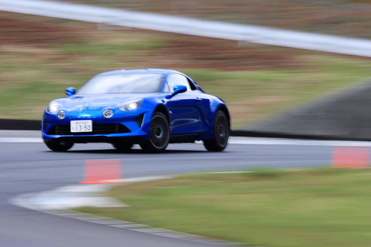 0-100km/hの加速タイムは4.5秒。最高速は電子制御リミッターにより250km/hに制限されている。