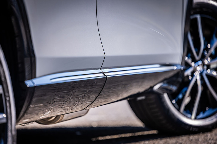 光沢のあるブラックのドア下部パネルに、ダーククロームのロアガーニッシュが備わる「RS」グレード。外板色にかかわらず、同グレードではこの組み合わせに統一されている。