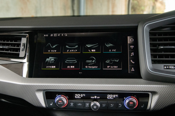 オプションのナビゲーションパッケージ装着車では、ステアリングホイールのオーディオスイッチを除き、インフォテインメントシステムの操作はタッチスクリーンに集約。空調などその他の機能については、コンベンショナルな押しボタンおよびダイヤル式となっている。