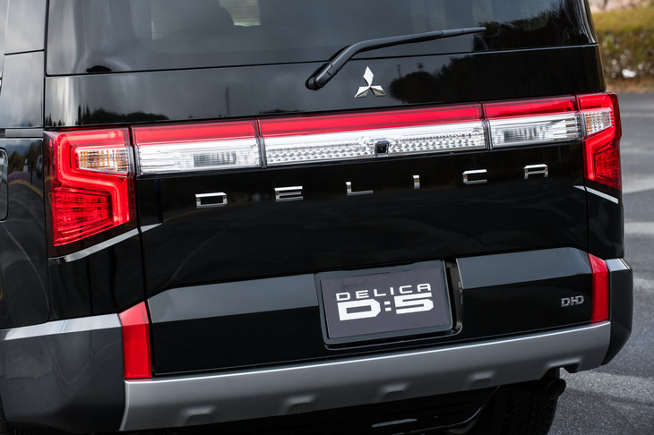 フロントに比べるとリアまわりの変化は穏やかなもの。コンビランプとガーニッシュに連続性が持たされたデザインとなっている。