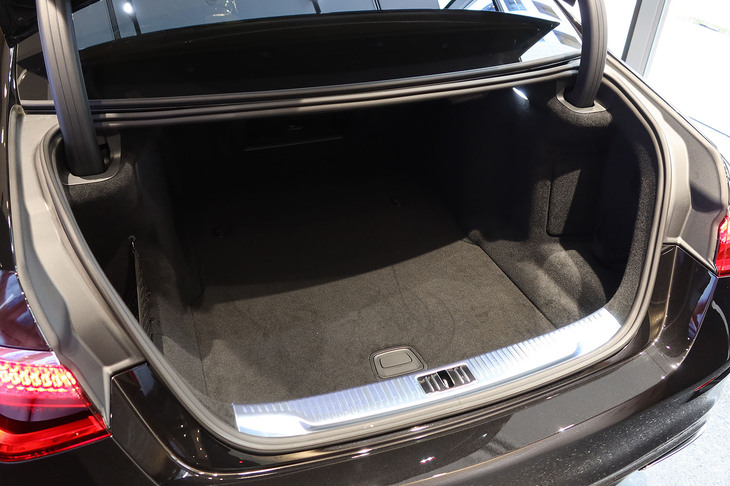 メルセデス・ベンツS580 4MATICロング ナイトエディション（トランクルーム）