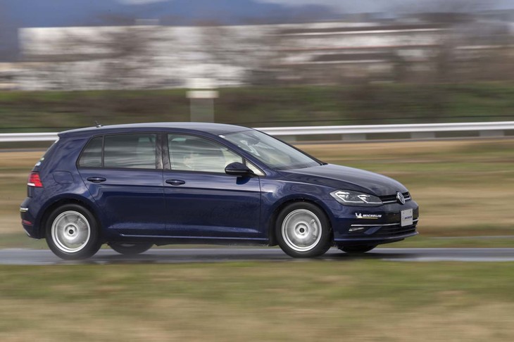 ショルダー部に配された大きさの違うトレッドブロックが、それぞれ異なる周波数帯のノイズを発するため、ピークが高まることなく優れた静粛性を実現するという。