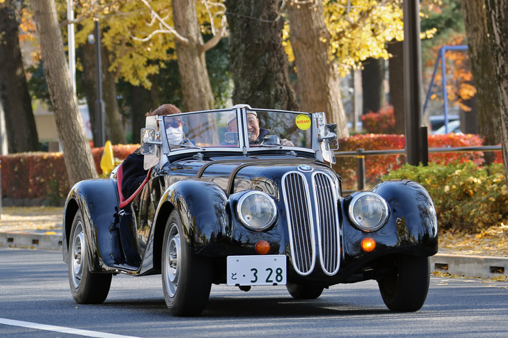 ゴールまであとわずかの地点を走る「スバッロBMW 328」。スイスのコーチビルダーであるスバッロが1970年代につくった、「BMW 2002tii」のエンジンを搭載した往年の名車「BMW328」のレプリカ。