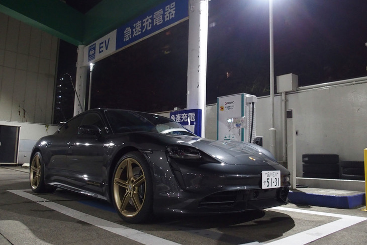 「タイカン ターボ」の試乗後、サクライ君が帰宅途中にある近所のガソリンスタンドで充電を行ってくれた。ありがたや。