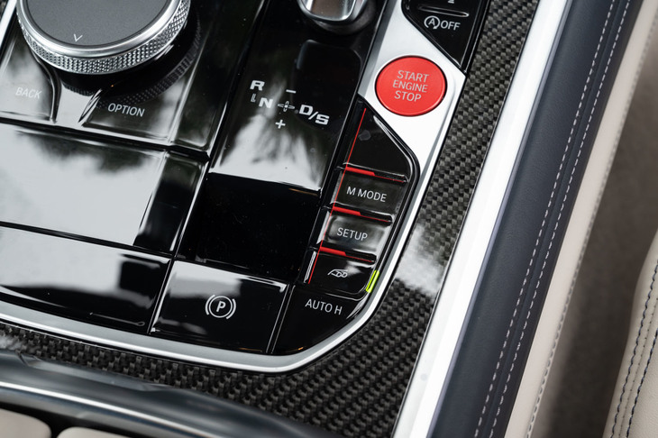 センターコンソールには、ドライブモードの設定やアクティブエキゾーストシステムの音量・音質を切り替えるスイッチ類を配置。