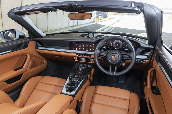 この試乗車のインテリアはブラックとクラシックコニャックのツートンレザーでコーディネート。ステアリングの右にあったひねるタイプのエンジンスターターがプッシュボタンに変わっている。