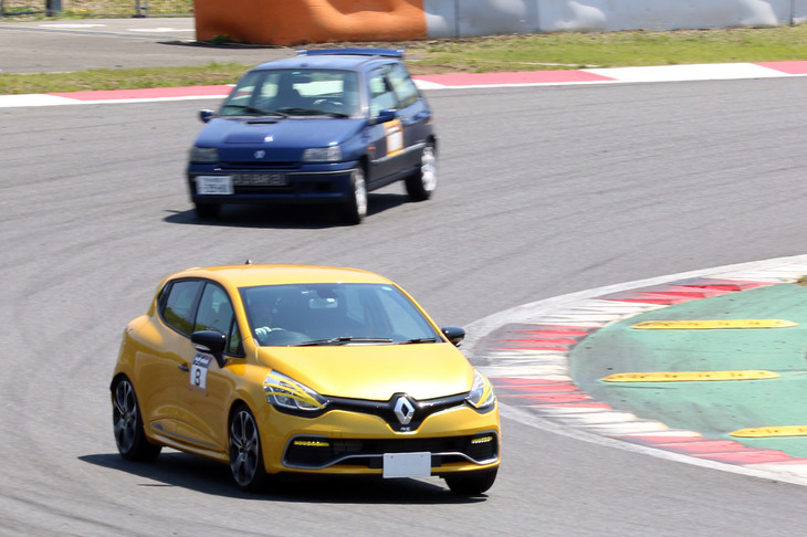富士スピードウェイのレーシングコースを走る「ルノー・ルーテシア ルノースポール」（手前）と、「クリオ ウィリアムズ」（奥）。