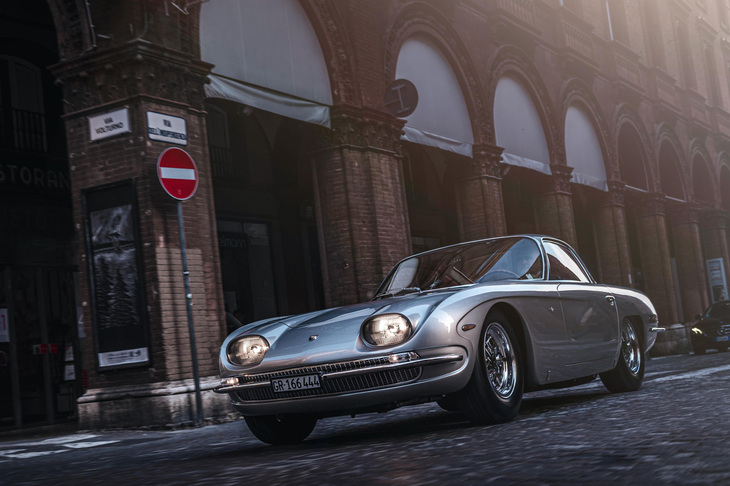 1964年に販売が開始されたランボルギーニ初の量産市販モデル「350GT」。最高出力270PSの3.5リッターV12エンジンをフロントに搭載していた。カロッツェリアトゥーリングがボディー製作を手がけた。