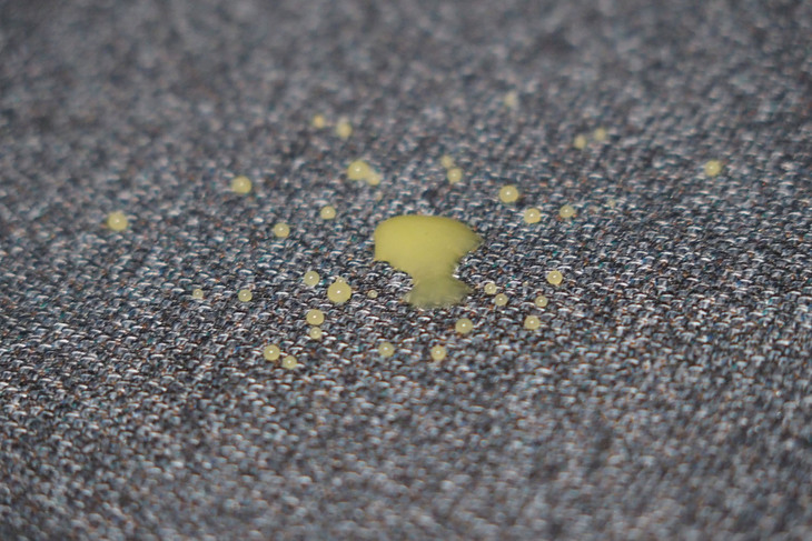 シート表皮には、はっ水・はつ油機能のある「ファブテクト」を採用。オレンジジュースをこぼしても（写真）、乾いた布などですぐに拭き取ればシミや汚れ、ニオイが残りづらい加工が施されている。