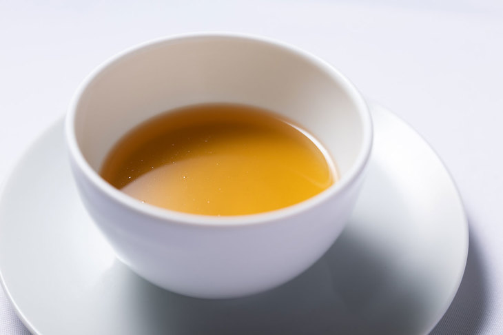 ３皿目「ヒージャーのロワイヤル」。ヤギ汁を参考に、血以外の部分をすべて生かしてつくられた、素材の力強さを感じさせる一品。