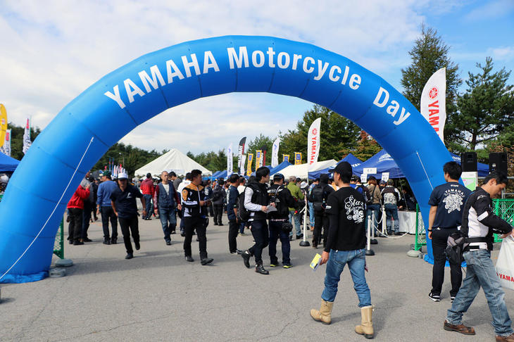 多くの来場者たちでにぎわうメイン会場。ゆるい雰囲気のイベントだけに、早々に次の目的地を目指す来場者も多いようだったが、それでも人が途切れることはなかった。メイン会場では、スタンプラリーも実施され、コンプリートするとオリジナルツールボックスやバックなど豪華賞品の抽選券を手にすることができた。