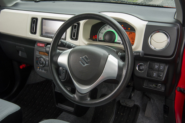 シンプルな意匠の「スズキ・アルト」のダッシュボード。メーターは単眼式で、インフォメーションディスプレイのデザインも簡素だが、燃費計やパワートレインの作動モニターなど、表示の内容は充実している。