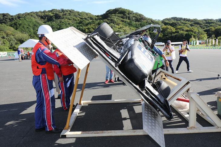 日本大会の1～3日目は安全性や騒音などをチェックする車検がおこなわれる。写真は傾斜した際のガソリンやオイル、水漏れなどがないか、横転の危険はないかなどをチェックするチルトテーブル試験で、受けているのは「学生フォーミュラ日本大会2023」でコスト賞2位を獲得した九州工業大学。