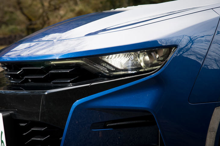 新たに採用されたLED式のヘッドランプとシグネチャーランプ。