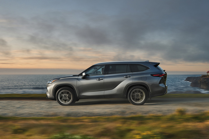 2.5リッター直4エンジンとモーターを組み合わせたシステム最高出力250PSのハイブリッドと、E-Fourと呼ばれる4WDを組み合わせたパワートレインを採用する「ハイランダー」。