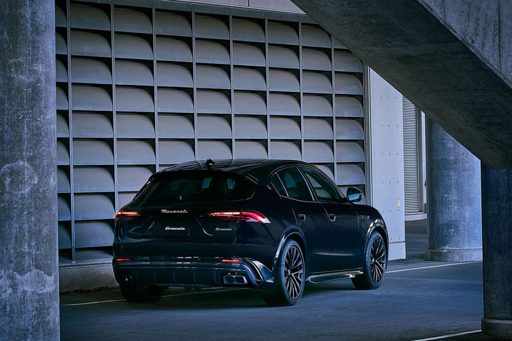 「グレカーレ トロフェオ“ネロ インフィニート”」のリアビュー。外板色は「ネロ テンペスタ」で、カスタマイズプログラム「フォーリセリエ」の21インチマットブラックホイールとブラックキャリパーが組み合わされている。