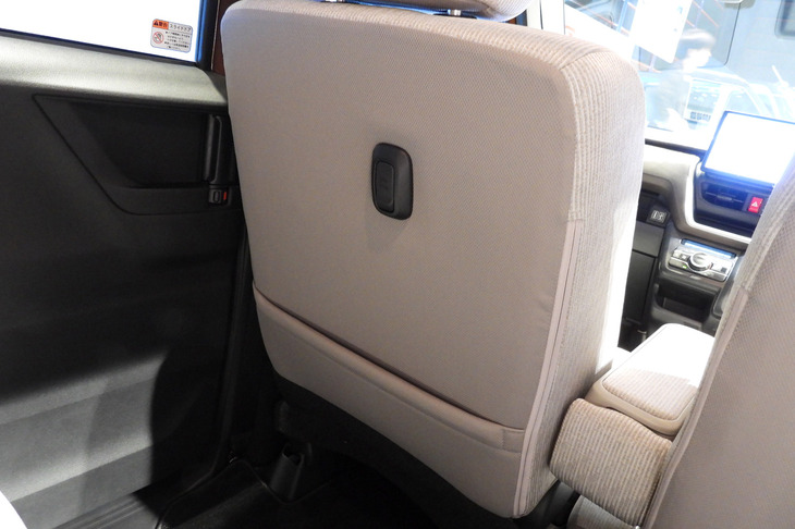 ダイハツ・ムーヴX（助手席シートバック）