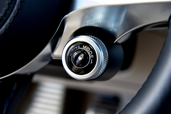 ステアリングの右スポーク下にレイアウトされたドライブモードセレクター。モードは「GT」（＝スタンダード）と「オフロード」「コンフォート」「スポーツ」の全4種類。