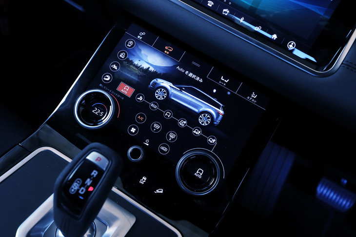 押しボタン式のスイッチ類を極力排したインテリア。空調の操作やドライブモードの選択などは、いずれもセンターコンソールのタッチスクリーンで行う。