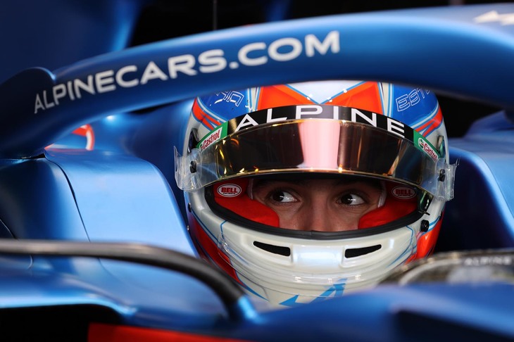 「ALPINE」ロゴが添えられたF1マシンにおさまるドライバー、エステバン・オコン。2021年シーズンは、第6戦アゼルバイジャンGPを終えた時点でランキング12位（12ポイント）。チームは10チーム中7位につけている。