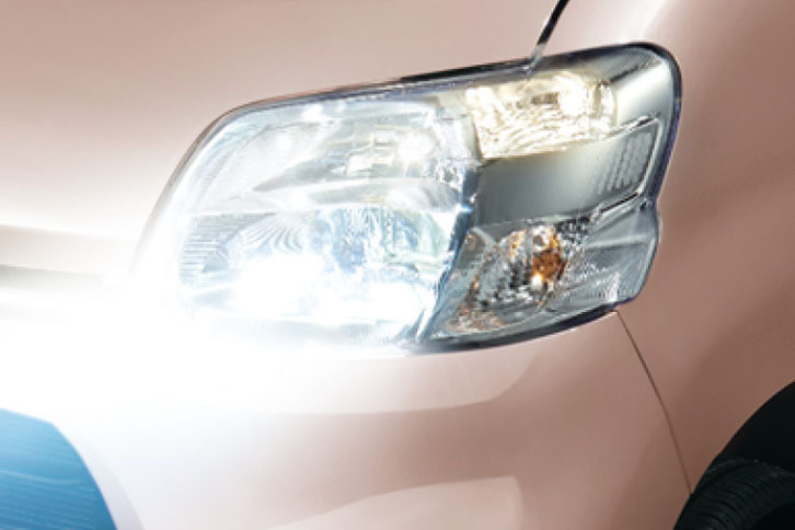 ダイハツ車としては初めて、オートハイビームが搭載された。