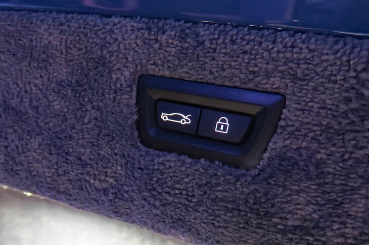 電動テールゲートのスイッチのアイコンも、ちゃんと「ロールス・ロイス・スペクター」を模したデザインとなっている。