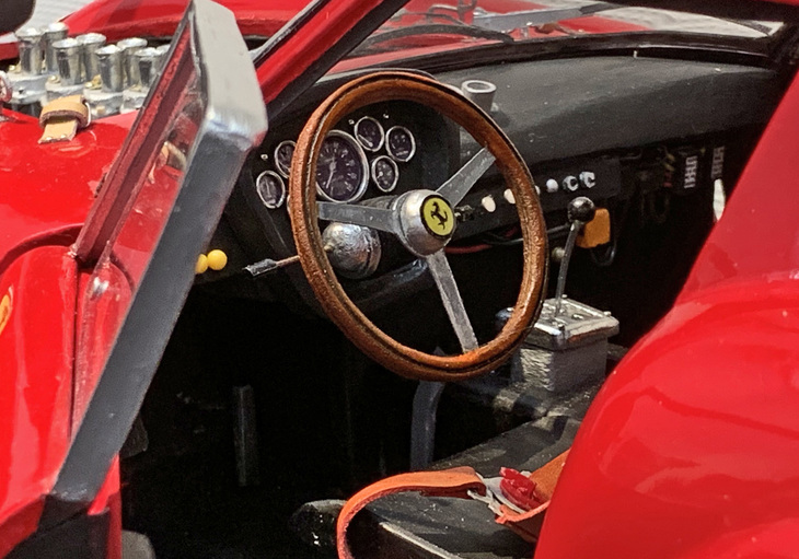 「250GTO」のコックピット。5段MTのシフトゲートも表現されている。シートベルトはレザー素材だが、紙を使うこともあるとのこと。