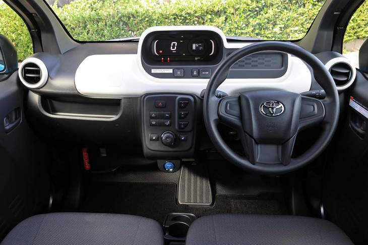 全幅が1290mmしかないため、ステアリングホイールが非常に大きく見える。シフトセレクターはボタン式で、ステアリングホイールは角度だけでなく前後の調整も可能。